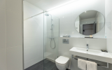 Unsere Elegant Doppelzimmer bieten auf ca. 24–33 m² großzügigen Wohnkomfort und ein stilvolles Ambiente für eine entspannte Auszeit. Die Zimmer sind mit einem komfortablen Doppelbett bzw. Twin-Betten ausgestattet und bieten je nach Lage Blick in Richtung