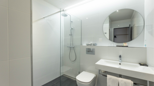 Unsere Elegant Doppelzimmer bieten auf ca. 24–33 m² großzügigen Wohnkomfort und ein stilvolles Ambiente für eine entspannte Auszeit. Die Zimmer sind mit einem komfortablen Doppelbett bzw. Twin-Betten ausgestattet und bieten je nach Lage Blick in Richtung