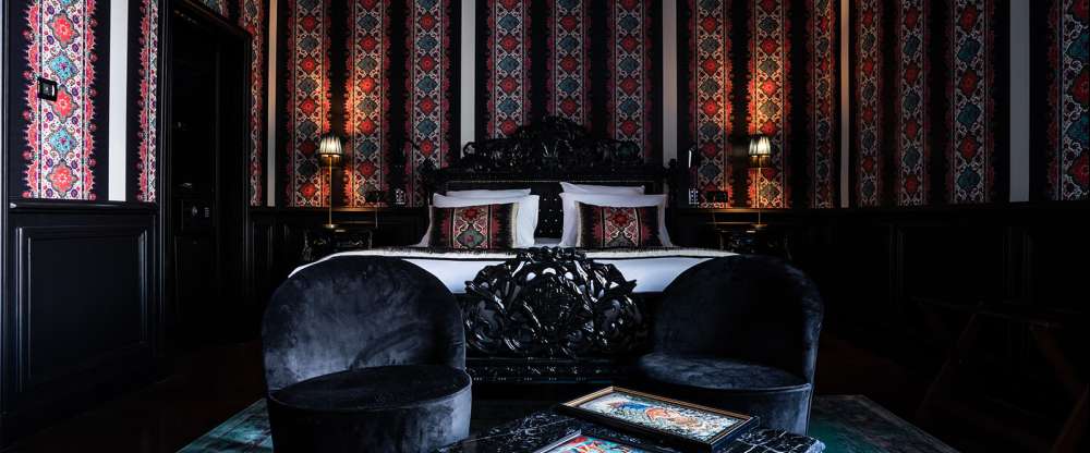 Lassen Sie sich vom Glanz St. Petersburgs verzaubern, wo luxuriöse Stoffe, prachtvolle Wandteppiche, Marmor und dunkle Holzarbeiten von Zaren und Palästen erzählen. Ein opulentes Dekor, das den Reichtum des zaristischen Russlands heraufbeschwört.