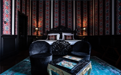 Lassen Sie sich vom Glanz St. Petersburgs verzaubern, wo luxuriöse Stoffe, prachtvolle Wandteppiche, Marmor und dunkle Holzarbeiten von Zaren und Palästen erzählen. Ein opulentes Dekor, das den Reichtum des zaristischen Russlands heraufbeschwört.