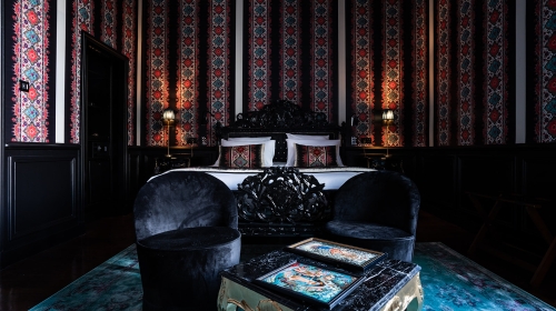 Lassen Sie sich vom Glanz St. Petersburgs verzaubern, wo luxuriöse Stoffe, prachtvolle Wandteppiche, Marmor und dunkle Holzarbeiten von Zaren und Palästen erzählen. Ein opulentes Dekor, das den Reichtum des zaristischen Russlands heraufbeschwört.