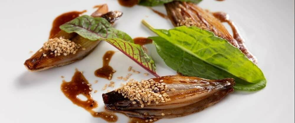 vom Biobauernhof aus dem Nachbardorf mit frischen Kräutern aus dem Schlossgarten