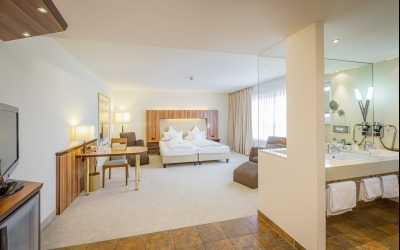42 m², Doppelbett mit zwei separaten Matratzen (210x100), Schreibtisch mit Stuhl, Glastisch mit 2 Sesseln, kostenloses Highspeed Internet, Minibar, Safe, Kofferbock, großzügiger Kleiderschrank, 80cm Flat-TV mit über 70 mehrsprachigen Sendern, 3-fach vergl