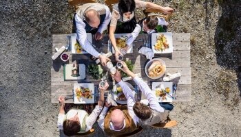 Familie Stemplinger bei gemeinsamen Essen
