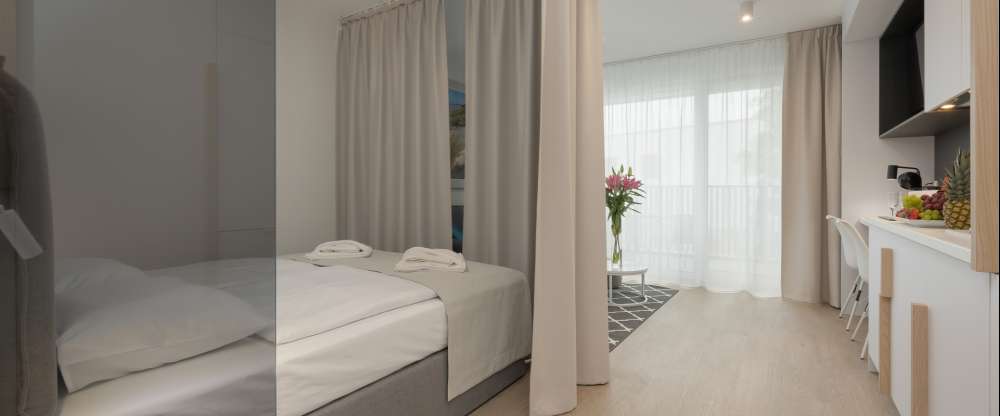 Komfortables Einzimmer-Apartment mit einer Fläche von 26 m², bestehend aus einem Wohnzimmer mit Kochnische, Bad und einem separaten Schlafbereich mit Doppelbett. Wir schätzen die Privatsphäre unserer Gäste, deshalb ist der Aufenthaltsbereich vom Schlafber