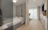 Komfortables Einzimmer-Apartment mit einer Fläche von 26 m², bestehend aus einem Wohnzimmer mit Kochnische, Bad und einem separaten Schlafbereich mit Doppelbett. Wir schätzen die Privatsphäre unserer Gäste, deshalb ist der Aufenthaltsbereich vom Schlafber