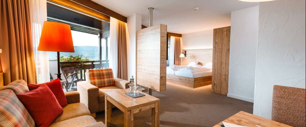 Die ca. 55 qm großen Nichtraucher-Familienappartements sind ideal für größere Familien. Sie bieten ein Doppelbett (1,80 m x 2,00 m Qualitätsmatratze) und ein separates Kinderzimmer mit Etagen- und Einzelbett, eine geräumige Sitzecke mit Tisch sowie einen 