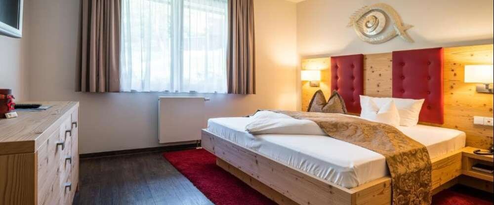 Familienappartment für bis zu 3 Erwachsene Personen mit einem Kind mit Standard Ausstattung. Das Appartment befindet sich im Haus „Sonnenbühl“. Alle Wohlfühlzimmer bieten Ihnen Fön, kuschelige Leihbademäntel sowie Badeslipper, Balkon, Minibar, Telefon, Sa