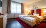 Familienappartment für bis zu 3 Erwachsene Personen mit einem Kind mit Standard Ausstattung. Das Appartment befindet sich im Haus „Sonnenbühl“. Alle Wohlfühlzimmer bieten Ihnen Fön, kuschelige Leihbademäntel sowie Badeslipper, Balkon, Minibar, Telefon, Sa
