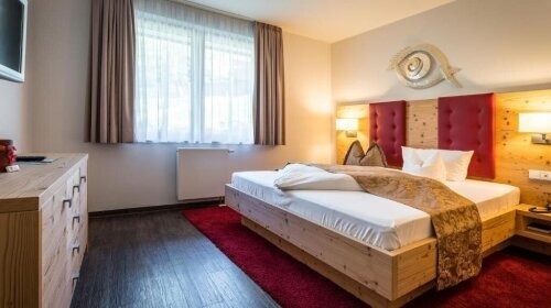 Familienappartment für bis zu 3 Erwachsene Personen mit einem Kind mit Standard Ausstattung. Das Appartment befindet sich im Haus „Sonnenbühl“. Alle Wohlfühlzimmer bieten Ihnen Fön, kuschelige Leihbademäntel sowie Badeslipper, Balkon, Minibar, Telefon, Sa