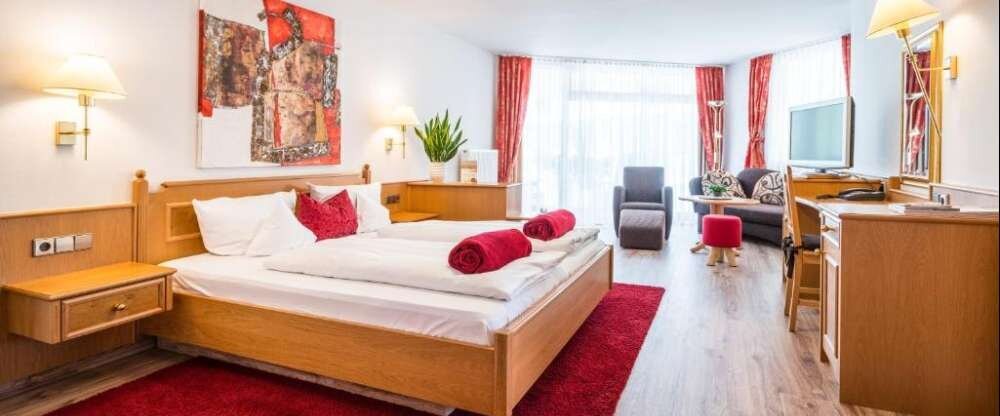 Familienappartment für bis zu 3 Erwachsene Personen mit einem Kind mit Standard Ausstattung. Das Appartment befindet sich im Haus „Sonnenbühl“. Alle Wohlfühlzimmer bieten Ihnen Fön, kuschelige Leihbademäntel sowie Badeslipper, Balkon, Minibar, Telefon, Sa