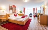 Familienappartment für bis zu 3 Erwachsene Personen mit einem Kind mit Standard Ausstattung. Das Appartment befindet sich im Haus „Sonnenbühl“. Alle Wohlfühlzimmer bieten Ihnen Fön, kuschelige Leihbademäntel sowie Badeslipper, Balkon, Minibar, Telefon, Sa