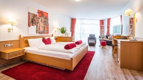 Familienappartment für bis zu 3 Erwachsene Personen mit einem Kind mit Standard Ausstattung. Das Appartment befindet sich im Haus „Sonnenbühl“. Alle Wohlfühlzimmer bieten Ihnen Fön, kuschelige Leihbademäntel sowie Badeslipper, Balkon, Minibar, Telefon, Sa