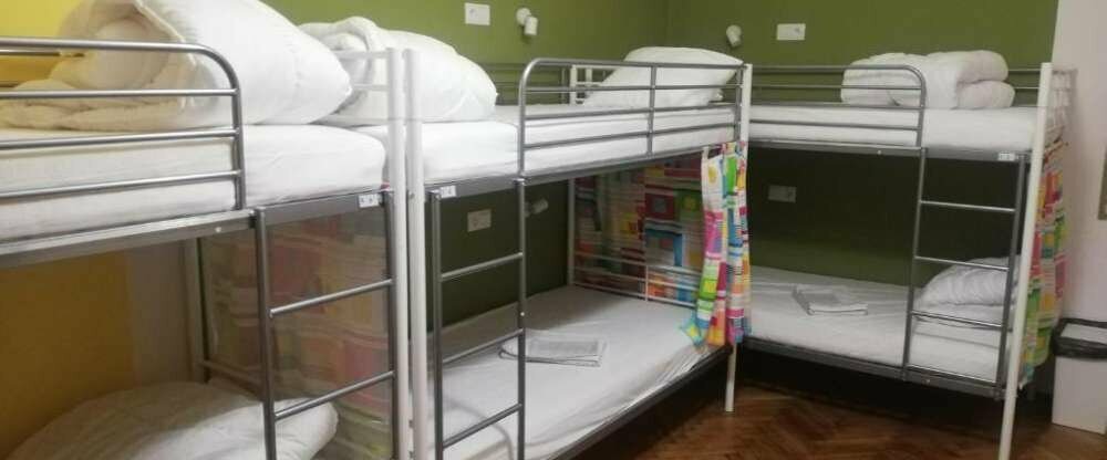 Familienzimmer mit Etagenbetten für bis zu 8 Personen mit Standard Ausstattung. Nutzung eines Gemeinschaftsbadezimmers.