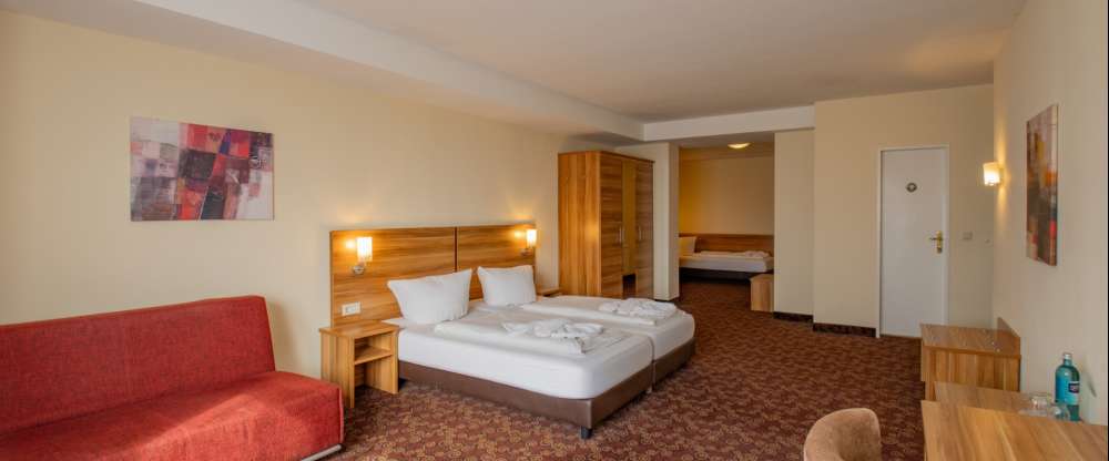 Zimmergröße: 25 - 30 m² Betten-Typ: kann variieren Bettgröße: kann variieren Zimmer-Typ: Zimmer mit Verbindungstür oder großzügige Familienzimmer