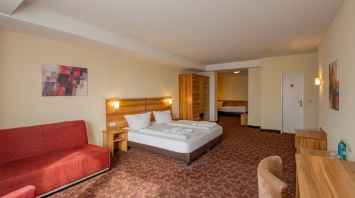 Zimmergröße: 25 - 30 m²
Betten-Typ: kann variieren
Bettgröße: kann variieren
Zimmer-Typ: Zimmer mit Verbindungstür oder großzügige Familienzimmer