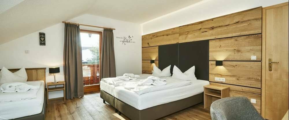 Das Familienzimmer verfügt über 2 getrennte Schlafräume (1 x Doppelzimmer mit Doppelbett, 1 x Doppelzimmer mit Doppelbett + 2 Zusatzbetten), buchbar für max. 4 Erwachsene + 2 Kinder).