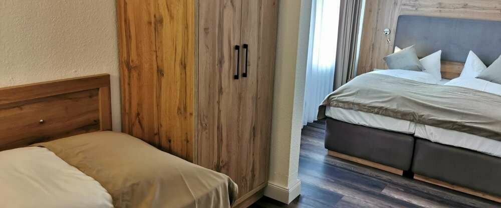 Das Familienzimmer ist speziell für Reisende mit Kindern gedacht. Die Zimmer bieten Platz für drei Personen und verfügen über ein eigenes Bad/WC. Es ist mit einem Doppel- und ein Einzelbett ausgestattet.