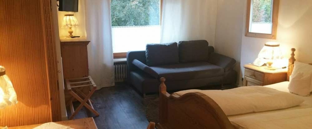 Familienzimmer mit Platz für 4 Personen in einem Raum. Hiervon haben wir 2 Stück, im ersten und im 2. Stock.