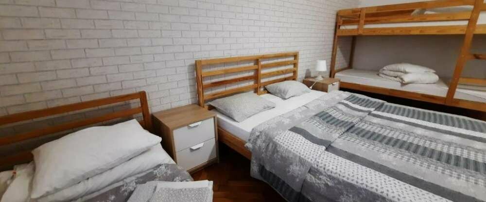 Familienzimmer mit Etage-, Doppel- und Einzelbett für bis zu 5 Personen mit Standard Ausstattung. Nutzung eines Gemeinschaftsbadezimmers.