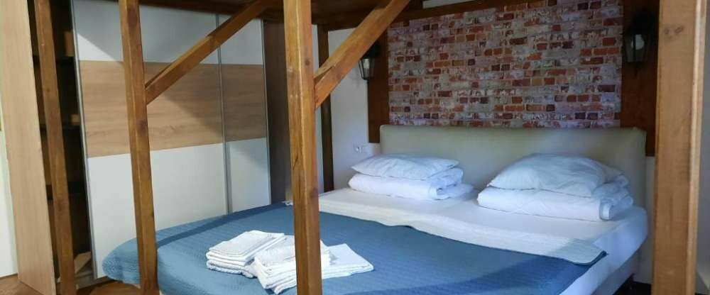 Familienzimmer mit Einzel- und Doppelbetten für bis zu 5 Personen mit Standard Ausstattung. Nutzung eines Gemeinschaftsbadezimmers.