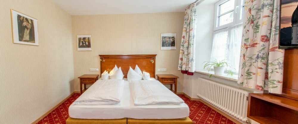 Die Familienzimmer sind für Familien mit Kindern vorgesehen, können auch auf einer kleinen Gruppenreise gebucht werden. Mit kostenfreiem WLAN im ganzen Haus, Dusche bzw. Bad und WC, Fön, Flachbild-TV, Radio und Telefon. Gute Betten und die unaufdringliche