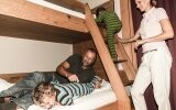 Doppelzimmer für 4–5 Personen mit Twin- oder Doppelbett, getrenntem Kinderzimmer mit Stockbett (Breite unten 140 cm) und gemütlicher Sitzecke, Badezimmer mit Badewanne und französischem Balkon. 	