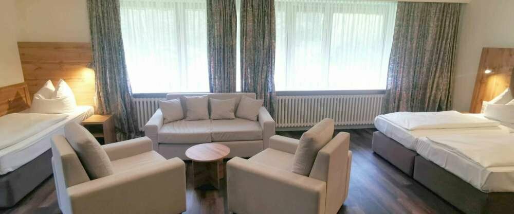 Das barrierefreie 4-Bett Familienzimmer ist speziell für Reisende mit Rollstuhl und Kindern gedacht. Das Zimmer bieten Platz für 4 Personen und verfügen über ein eigenes Rollstuhlgerechtes Bad/WC. Es ist mit einem Doppel- und 2 Einzelbetten und einer Sitz