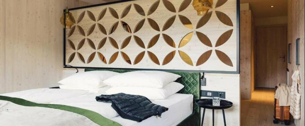 Losgelöst vom Alltag, zurücklehnen und genießen – ob in der gemütlichen Wohnecke, dem großzügigen Bett oder am Balkon mit Blick zum Hausberg, dem Venet. Die komfortablen Wohn- und Schlafräume haben ihren eigenen Sonnenbalkon, Kabel-TV, Durchwahltelefon, S