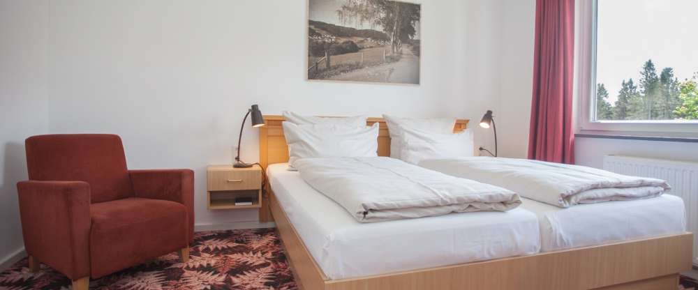 Familienzimmer mit eigenem Balkon und getrennten Schlafbereichen für bis zu vier Personen – Beispielansicht im Hotel Schöner Asten Resort Winterberg.