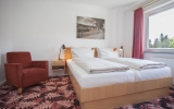 Familienzimmer mit eigenem Balkon und getrennten Schlafbereichen für bis zu vier Personen – Beispielansicht im Hotel Schöner Asten Resort Winterberg.