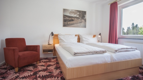 Familienzimmer mit eigenem Balkon und getrennten Schlafbereichen für bis zu vier Personen – Beispielansicht im Hotel Schöner Asten Resort Winterberg.