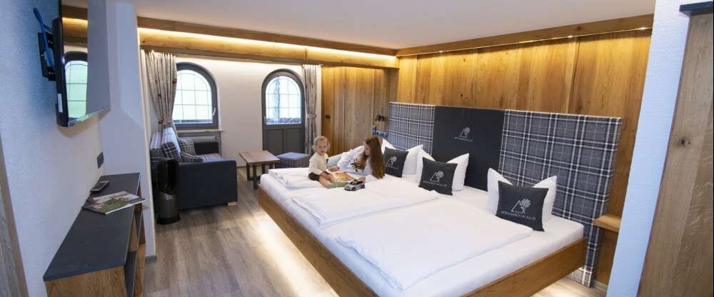 Familiennest XXL – neu, stylish & ready for family time 🛋️✨ Willkommen in der Residenz und im frisch renovierten Familien-Spot auf 36 m² – modern, gemütlich und mit jeder Menge Platz zum Chillen, Spielen und Träumen. Was euch erwartet: XXL-