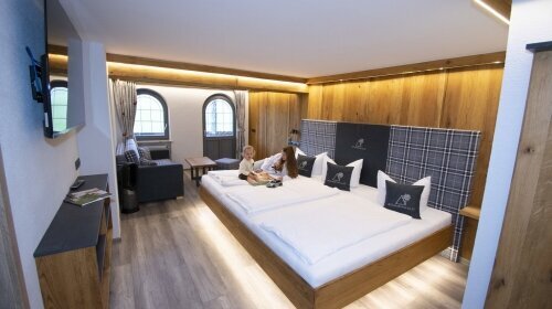 Familiennest XXL – neu, stylish & ready for family time 🛋️✨
Willkommen in der Residenz und im frisch renovierten Familien-Spot auf 36 m² – modern, gemütlich und mit jeder Menge Platz zum Chillen, Spielen und Träumen.

Was euch erwartet:

    XXL-