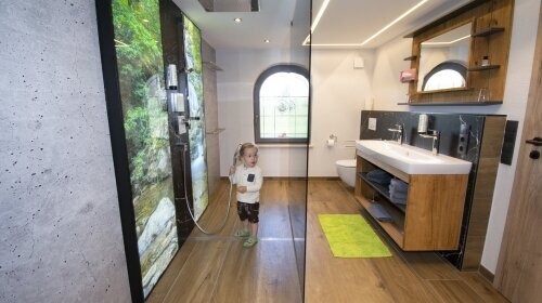 Familiennest XXL – neu, stylish & ready for family time 🛋️✨
Willkommen in der Residenz und im frisch renovierten Familien-Spot auf 36 m² – modern, gemütlich und mit jeder Menge Platz zum Chillen, Spielen und Träumen.

Was euch erwartet:

    XXL-