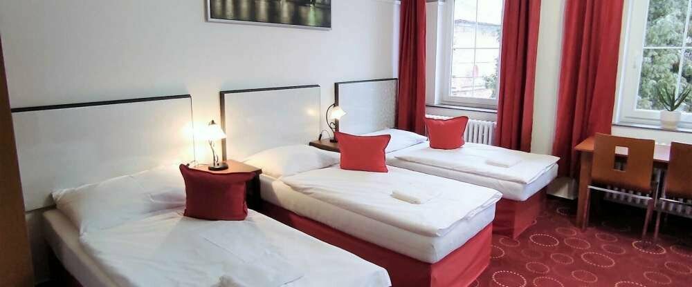 Familienzimmer mit fünf Betten und eigenem Bad, ausgestattet mit einem Doppelbett, drei Zusatzbetten, TV, Kühlschrank und auch einem Wäschetrockner. Im Zimmer gibt es ein Kaffee- und Teeset sowie einen Wasserkocher. 