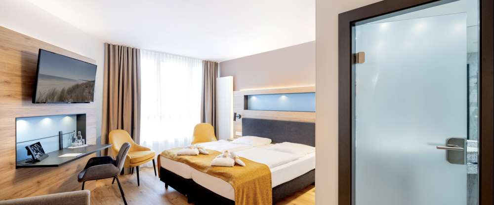 Für kleine 3-köpfige Familien oder Freunde ist das neu gestaltete Dreibettzimmer in der 3. Etage ideal. Der Schlafsessel ist ein bequemes Bett und tagsüber eine weitere Sitzgelegenheit. Boxspring-Doppelbett 1,80 x 2,00 m, Vinyl-Fußboden in Landhaus-