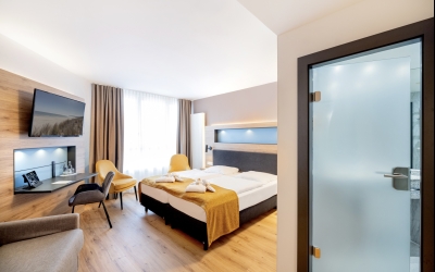 Für kleine 3-köpfige Familien oder Freunde ist das neu gestaltete Dreibettzimmer in der 3. Etage ideal. Der Schlafsessel ist ein bequemes Bett und tagsüber eine weitere Sitzgelegenheit. Boxspring-Doppelbett 1,80 x 2,00 m, Vinyl-Fußboden in Landhaus-