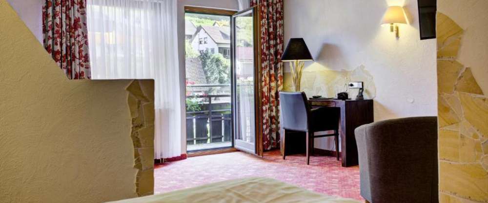 Gehobene Ausstattung, Aufbettung möglich bis 5 Personen, Komfort Bad mit Badewanne/WC, Balkon, Kabel-TV, WLAN, Safe, Telefon, Sitzecke, Haustiere willkommen.