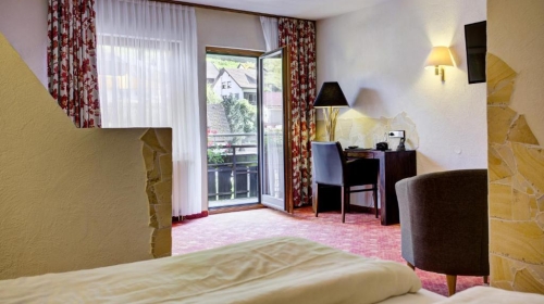 Gehobene Ausstattung, Aufbettung möglich bis 5 Personen, Komfort Bad mit Badewanne/WC, Balkon, Kabel-TV, WLAN, Safe, Telefon, Sitzecke, Haustiere willkommen.