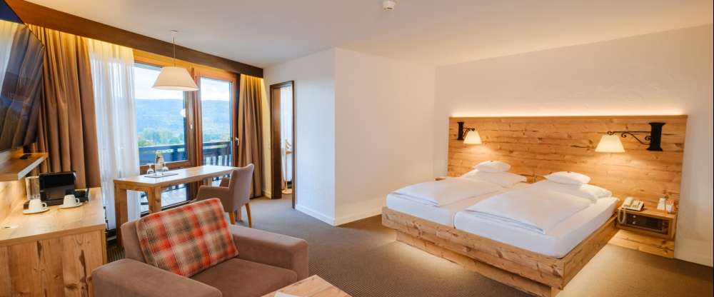 Die ab 40 qm großen Nichtraucher-Familienzimmer sind sehr praktisch für Familien. Sie bieten ein Doppelbett (1,80 m x 2,00 m Qualitätsmatratze) und ein Etagenbett in einem eigenen, angrenzenden kleinen Kinderzimmer (in dem Kinderzimmer kann kein Babybett 