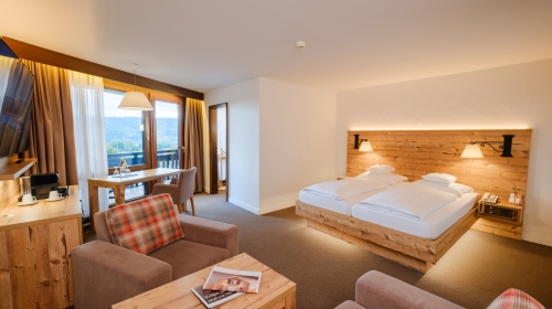 Die ab 40 qm großen Nichtraucher-Familienzimmer sind sehr praktisch für Familien. Sie bieten ein Doppelbett (1,80 m x 2,00 m Qualitätsmatratze) und ein Etagenbett in einem eigenen, angrenzenden kleinen Kinderzimmer (in dem Kinderzimmer kann kein Babybett 