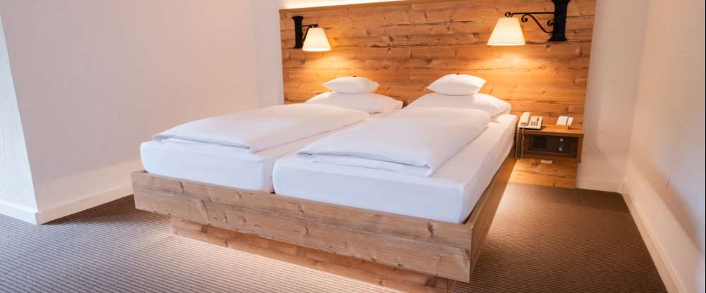 Die ab 40 qm großen Nichtraucher-Familienzimmer sind sehr praktisch für Familien. Sie bieten ein Doppelbett (1,80 m x 2,00 m Qualitätsmatratze) und ein Etagenbett in einem eigenen, angrenzenden kleinen Kinderzimmer (in dem Kinderzimmer kann kein Babybett