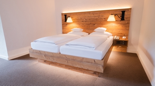 Die ab 40 qm großen Nichtraucher-Familienzimmer sind sehr praktisch für Familien. Sie bieten ein Doppelbett (1,80 m x 2,00 m Qualitätsmatratze) und ein Etagenbett  in einem eigenen, angrenzenden kleinen Kinderzimmer (in dem Kinderzimmer kann kein Babybett