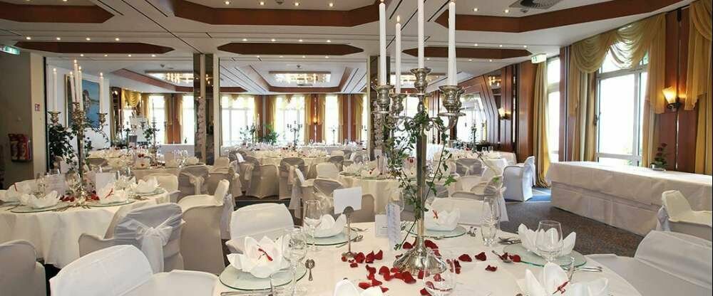 Das Fährhaus ist das Traditionshaus in Bad Zwischenahn und sorgt seit vielen Jahren für schöne Feiern und Feste. Der 320 qm große Saal "Ammerland" bietet Platz für Feierlichkeiten bis 170 Personen. 