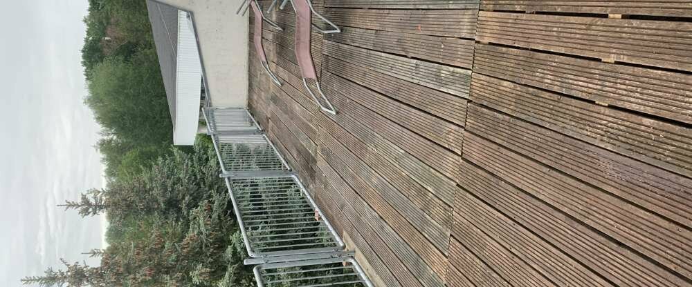 Die Ferienwohnung 4 ist für bis zu 11 Personen geeignet und erstreckt sich über zwei Etagen. Ohne Wohnzimmer. Im EG: 1 Zimmer mit 1 Doppelbett + 1 Einzelbett für 3 Personen, 1 Zimmer mit 3 Einzelbetten für 3 Personen, Küche, (ca. 9 m²) Bad, Balkon, Toi