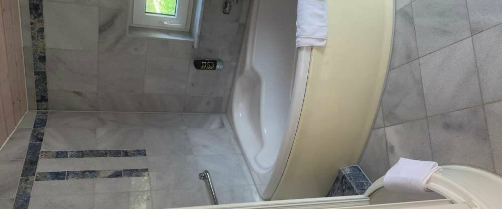 Die Ferienwohnung 5 ist für bis zu 12 Personen geeignet und erstreckt sich über drei Etagen. Sie umfasst 4 Schlafzimmer, 1 Großes Wohnzimmer, sowie 2 Terrassen. im EG: große Wohnzimmer (ca. 40m²) mit Kamin, Küche, Waschraum und WC, große Terrasse (hier k