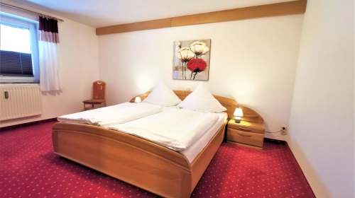 Großzügiges Schlafzimmer in einer Ferienwohnung