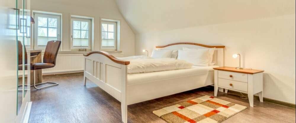 Die Ferienwohnung „Forellenblick“ (ca. 150 m vom Hotel entfernt) begeistert mit ihrer ca. 80 qm großen Wohnfläche bestehend aus zwei Schlafzimmer (ein Doppelbett und ein Einzelbett), einem Wohnraum mit Schlafcouch, einer Küche mit Küchenzeile, einem Bade