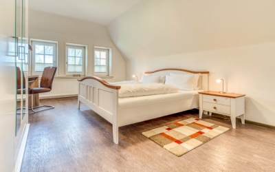 Die Ferienwohnung „Forellenblick“ (ca. 150 m vom Hotel entfernt) begeistert mit ihrer ca. 80 qm großen Wohnfläche bestehend aus zwei Schlafzimmer (ein Doppelbett und ein Einzelbett), einem Wohnraum mit Schlafcouch, einer Küche mit Küchenzeile, einem Bade